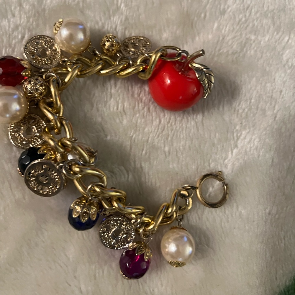 Vintage 1980s  Matte Gold Toned Charm Bracelet. - Picture 3 of 4